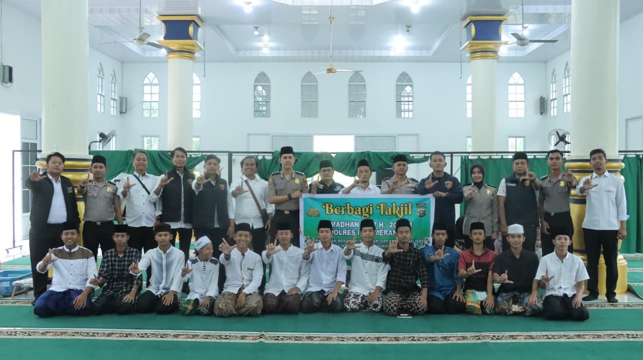 Satreskrim SDM dan Humas Polres Kepulauan Meranti Berbagi Ratusan Takjil di Ponpes