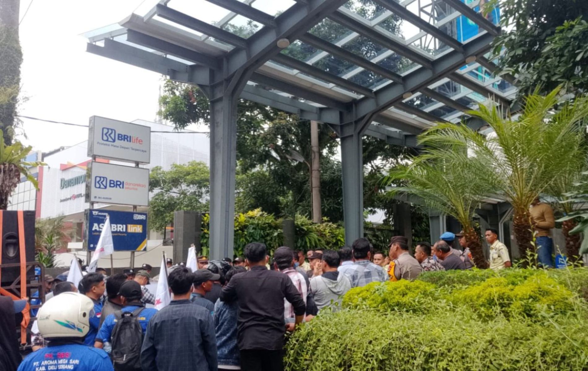 Tidak Bayar Pesangon 34 Eks Karyawan, Ratusan Buruh Geruduk BRI Kanwil Medan