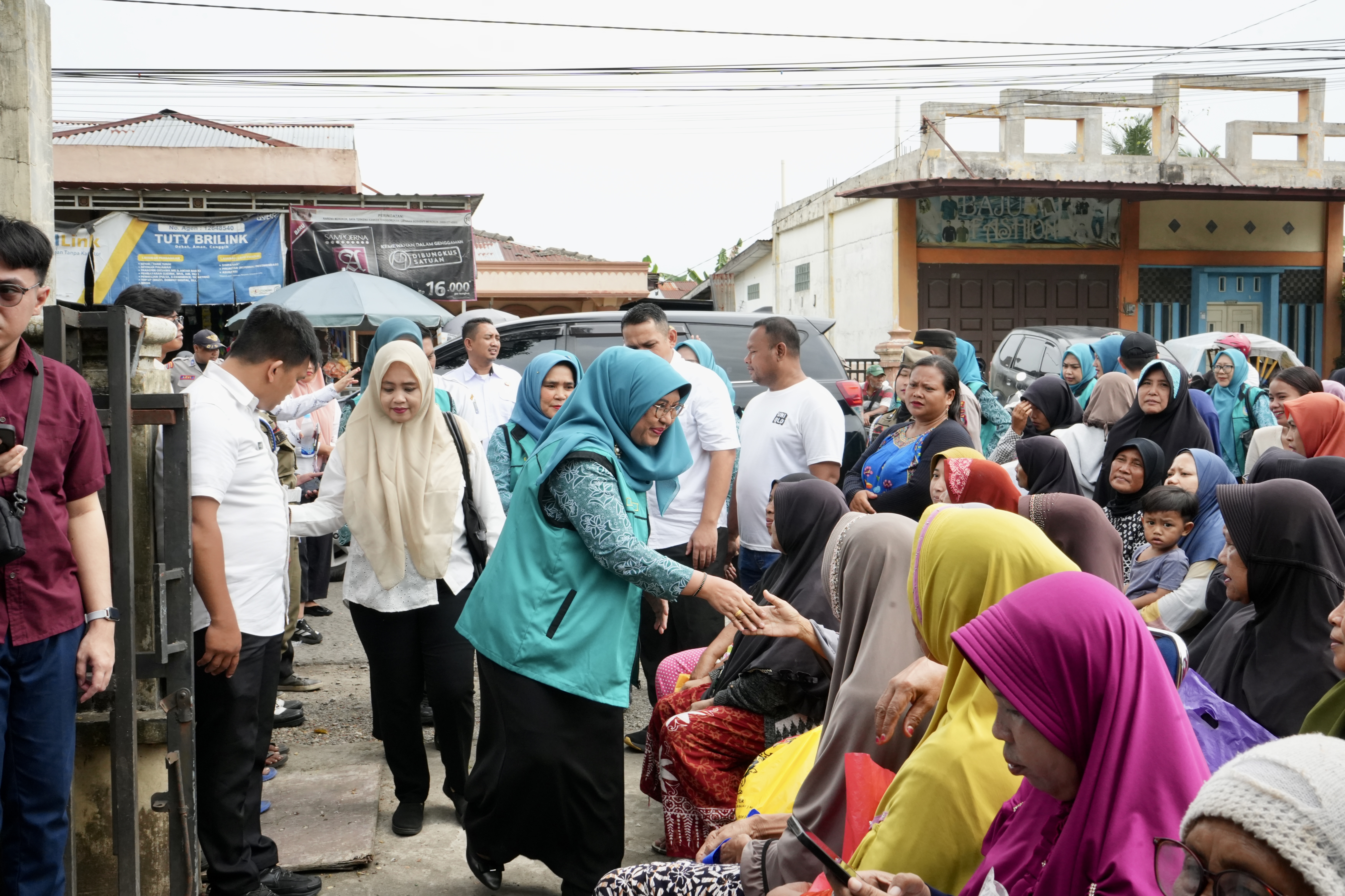 Pemko Binjai–Bulog Salurkan Bantuan Pangan, Warga Terima Beras dan Minyak
