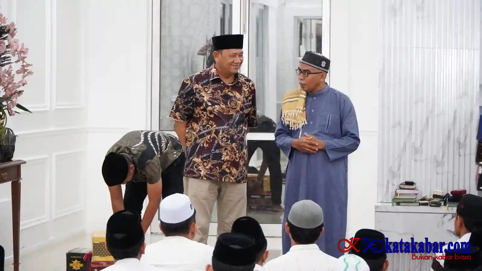 Bupati Syah Afandin Santuni 65 Santri Ulumul Quran di Penghujung Ramadhan