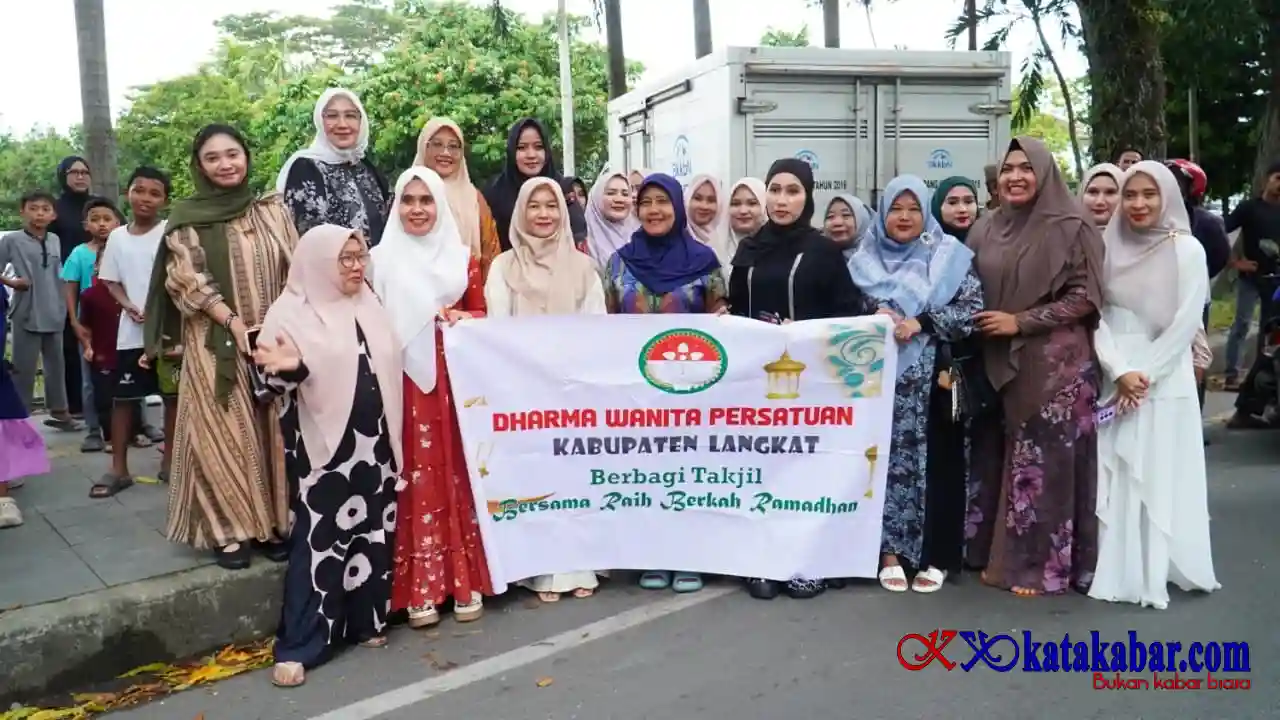 Ny. Endang Syah Afandin Apresiasi Aksi Berbagi Takjil DWP Langkat