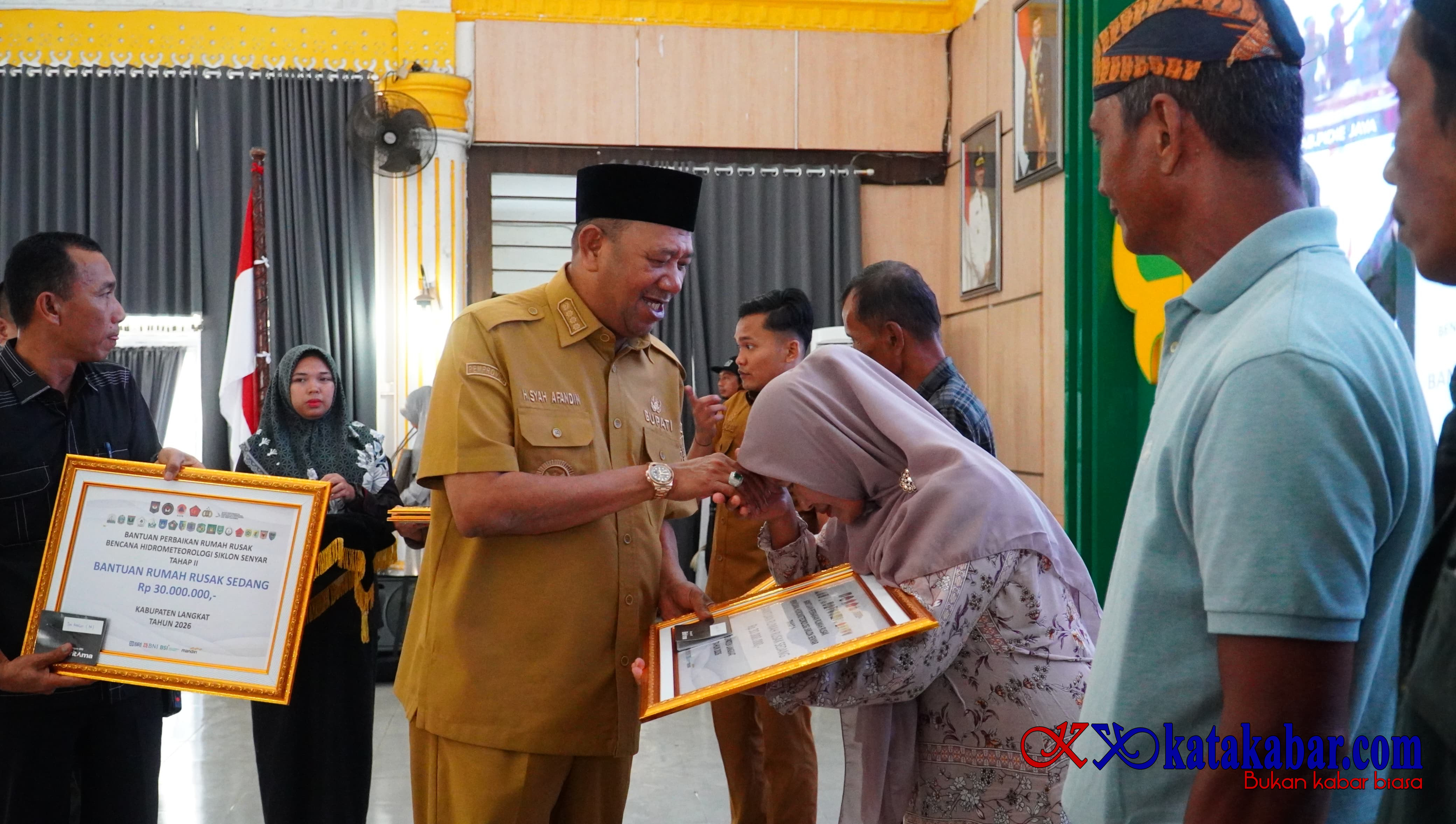 Bupati Syah Afandin Salurkan Bantuan Stimulan Tahap II, Pastikan tidak ada pemotongan.