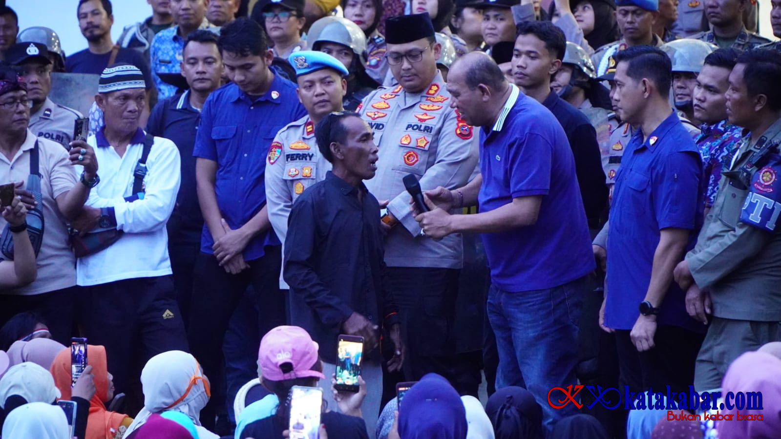 Temui Korban Banjir, Bupati Langkat Syah Afandin Siap Perjuangkan Bantuan Jaminan Hidup ke Pusat