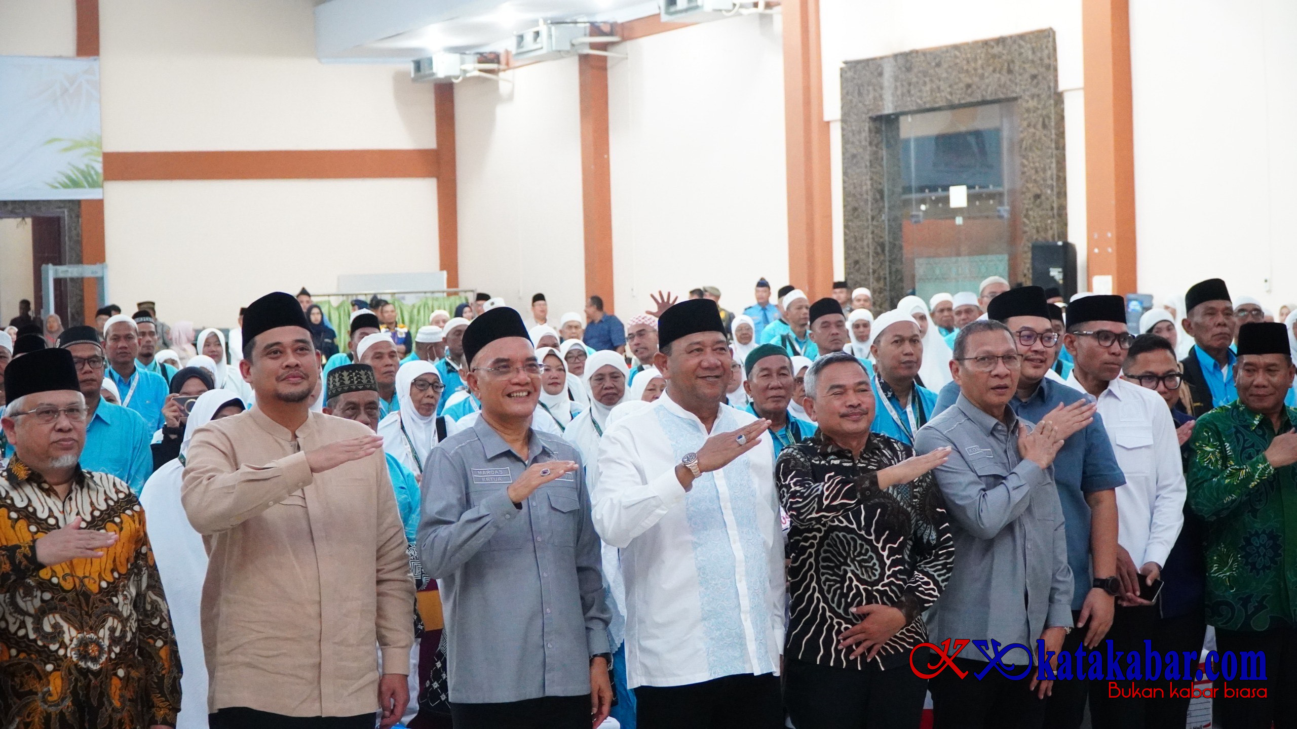 Gubsu Bobby Bersama Bupati Langkat Syah Afandin Lepas Kloter 2 Haji ke Tanah Suci Mekah