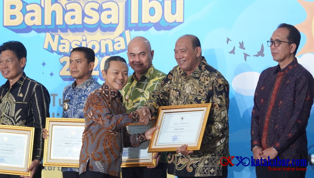 Bupati Syah Afandin Terima Penghargaan Pelestarian Bahasa Daerah dari Kemendikdasmen