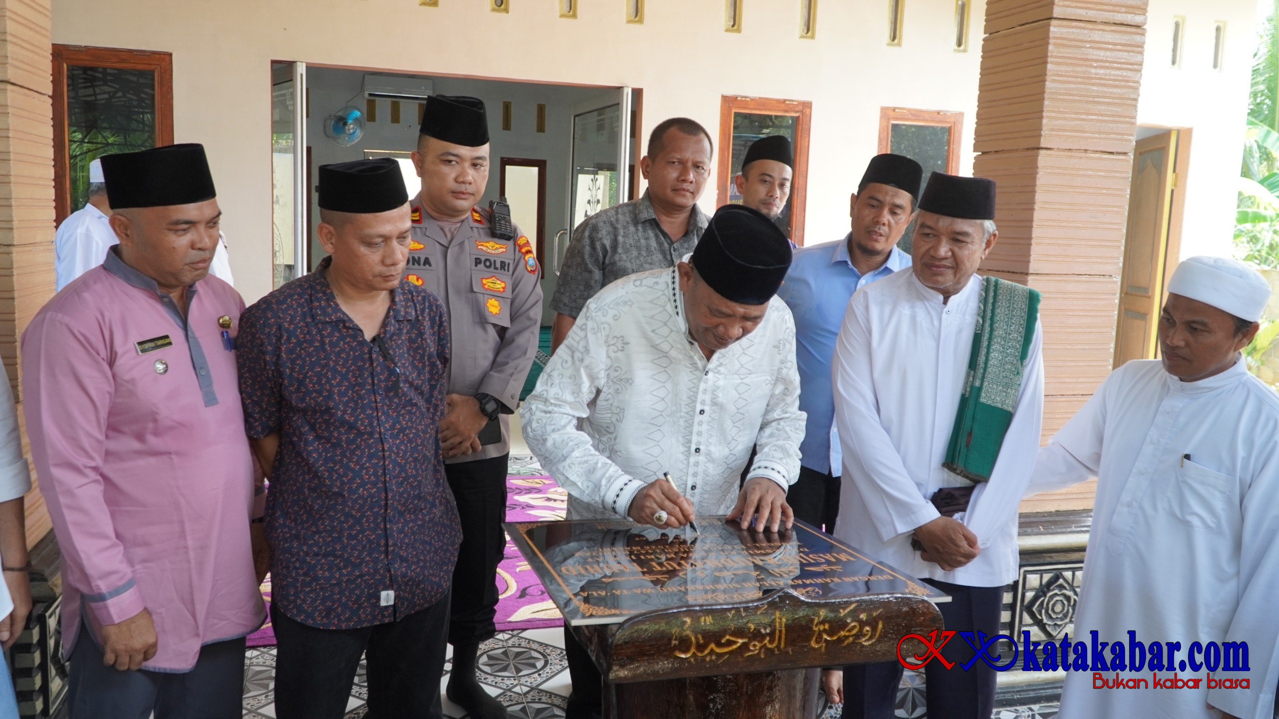 Resmikan Masjid Raudhatut Tauhid, Bupati Syah Afandin Tekankan Pembinaan Generasi Muda