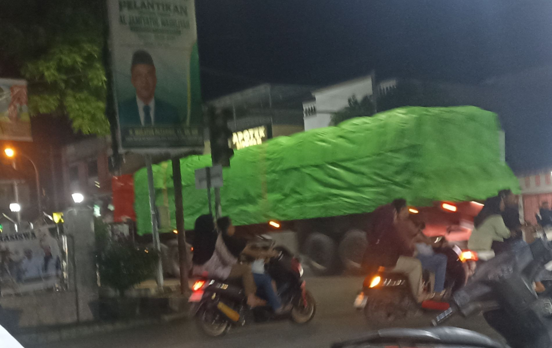 Dua Truk Tronton Masuk Kota Rantauprapat, Diduga Langgar Aturan Pemkab Labuhanbatu