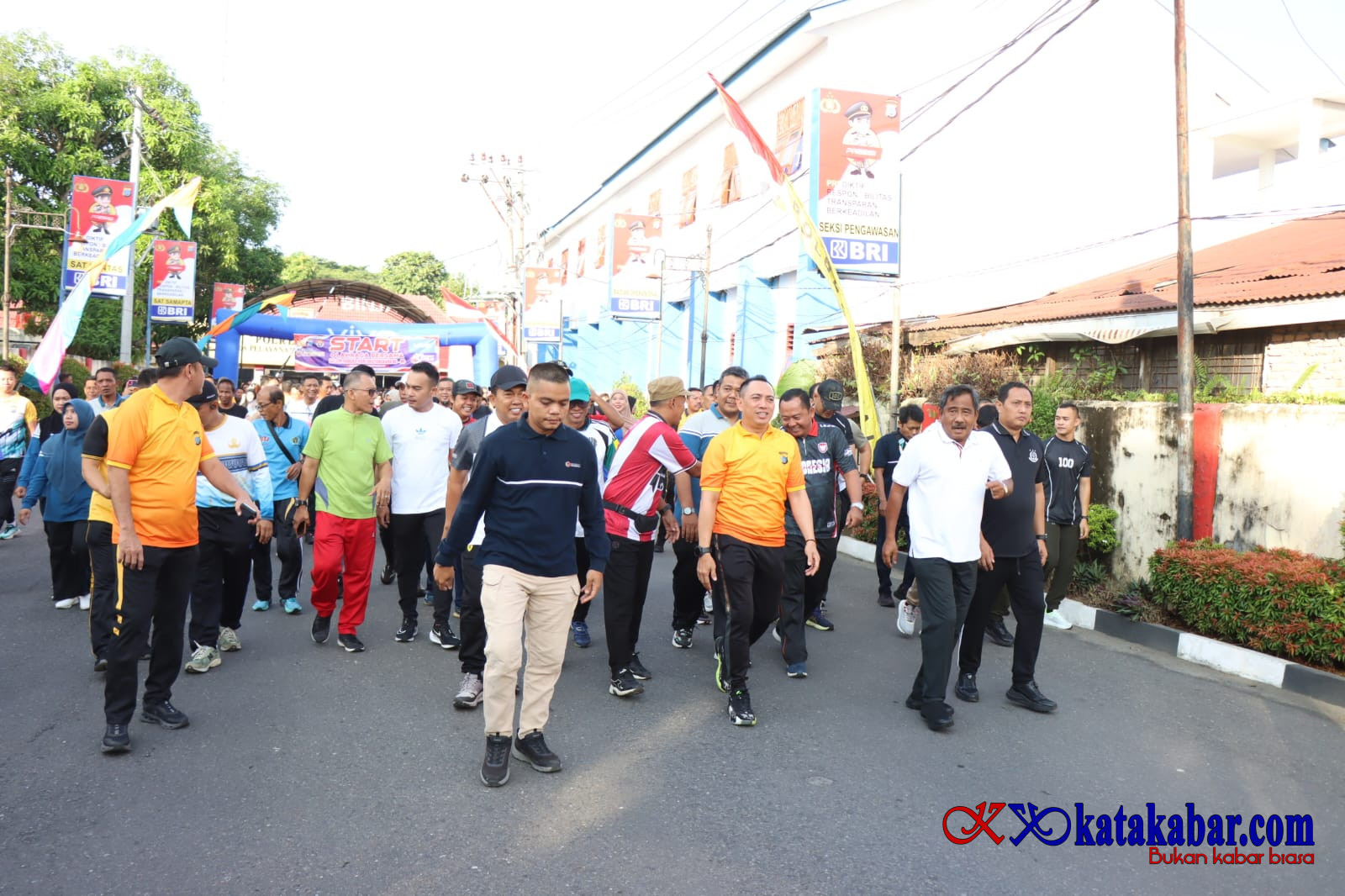 1.500 Peserta Meriahkan Jalan Santai Hari Bhayangkara ke-80 di Binjai