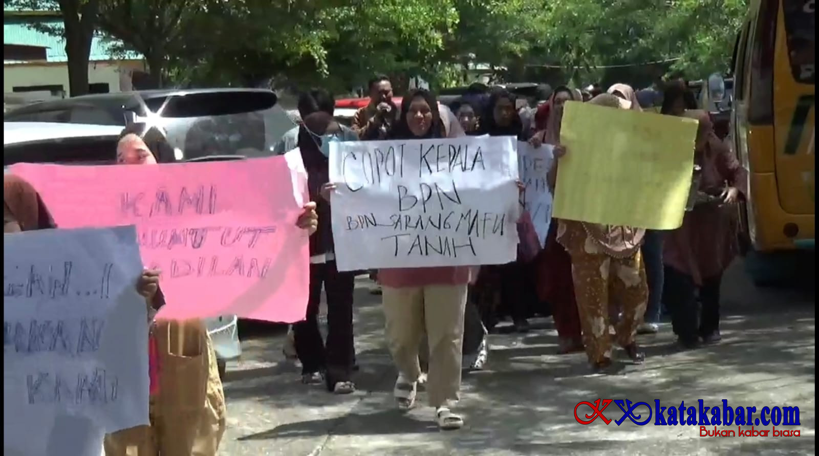 Jalan Umum Dipatok Saat Masih Proses Penyelidikan di Poldasu, Warga Geruduk BPN Langkat