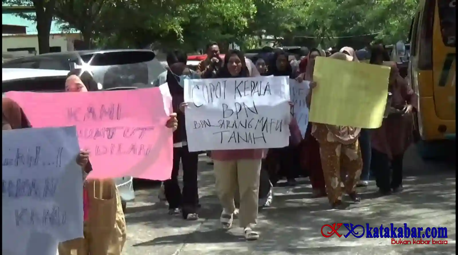 Jalan Umum Dipatok Saat Masih Proses Penyelidikan di Poldasu, Warga Geruduk BPN Langkat