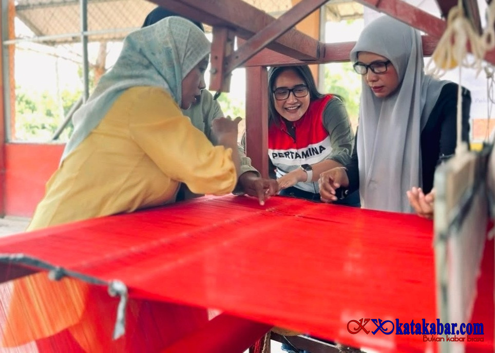 Merajut Impian Lepas Badai Berlalu: Cerita Pengrajin Tenun Srikandi Serumpun Bangkit Bersama PHR