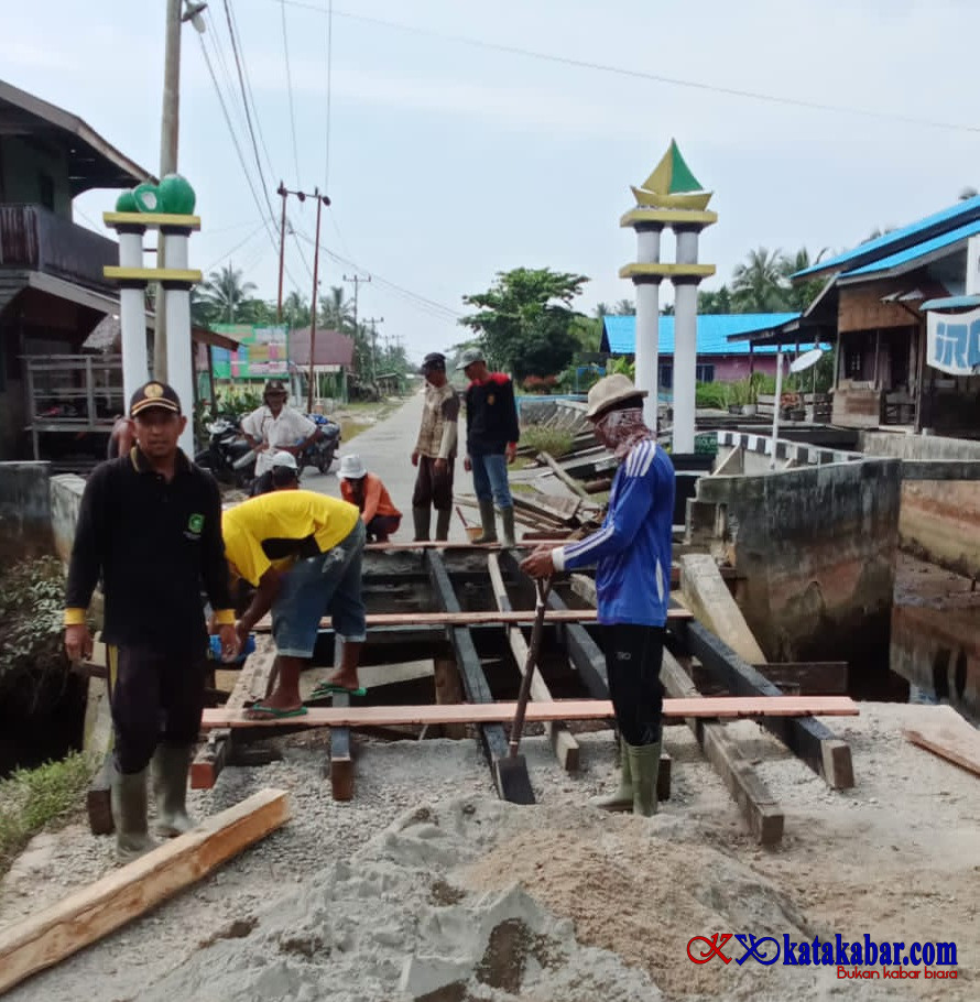 Pemerintah Dua Desa Goro Perbaiki Jembatan, Asa Pembangunan Permanen Direalisasikan