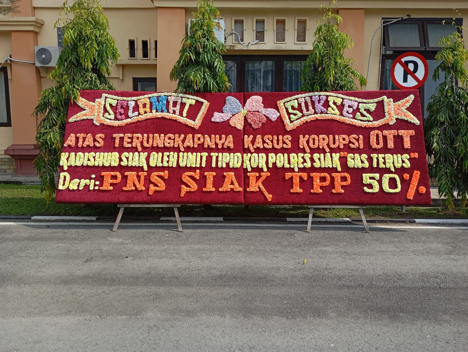 Kadishub Kena OTT, Muncul Papan Bunga Dukungan Dari 'PNS Siak TPP 50%' Untuk Polres Siak