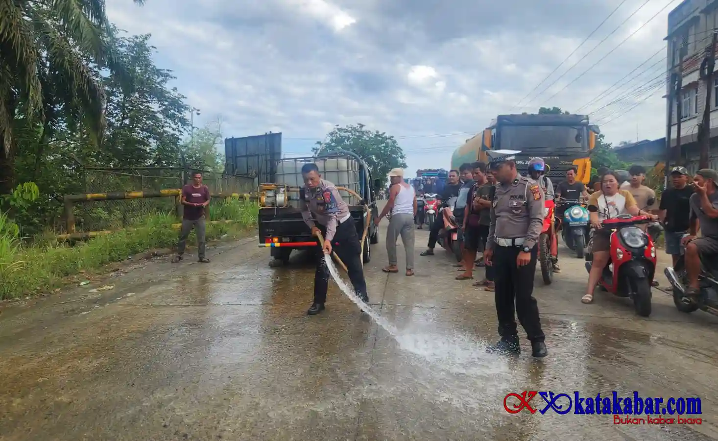 Laka Beruntun di Lintas Pekanbaru-Duri, CPO Tumpah di Badan Jalan Korban Nihil