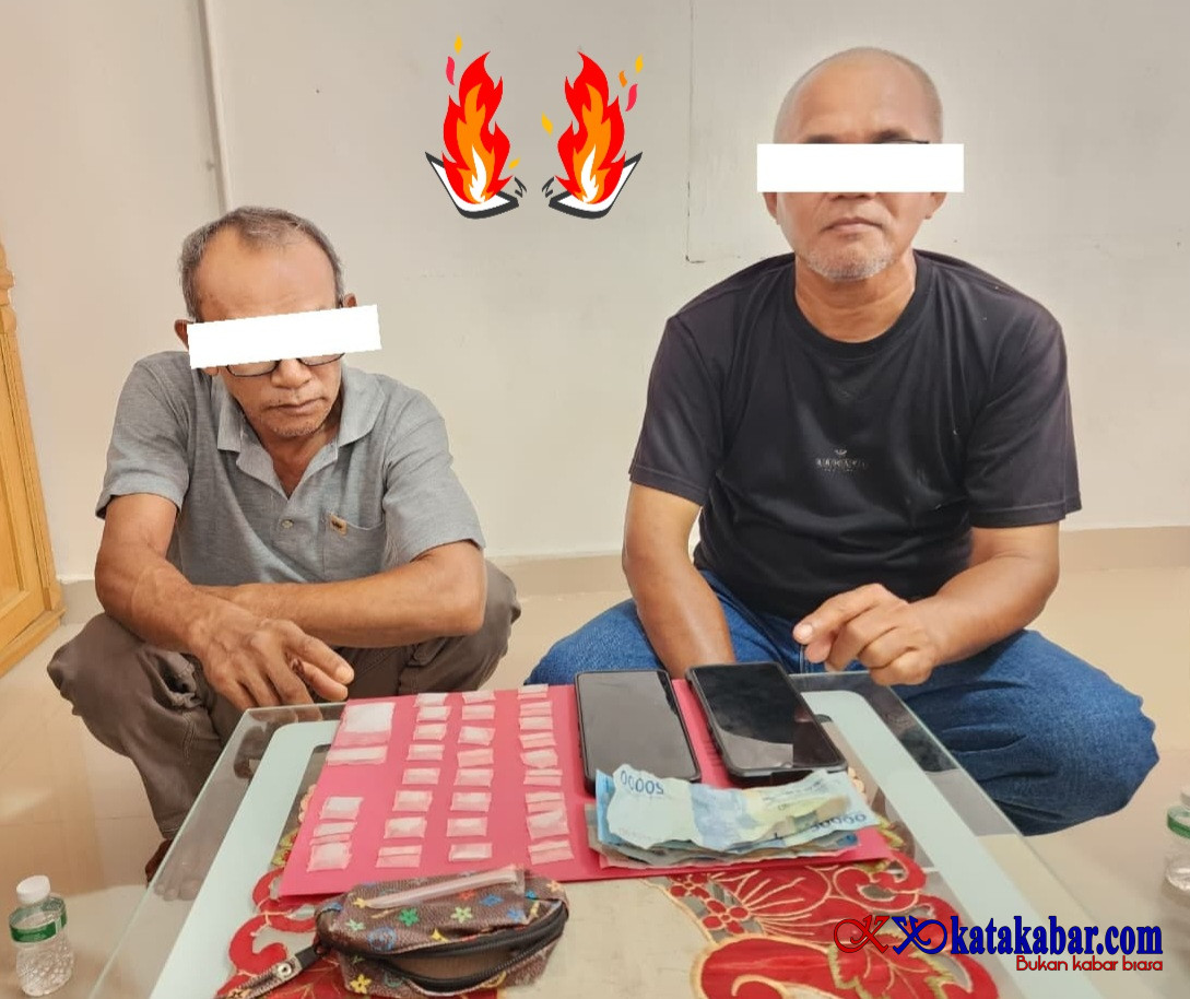 Polsek Mandau Ungkap Peredaran Sabu di Gang Kuburan Dua Pria Gaek  Terduga Pelaku Diborgol