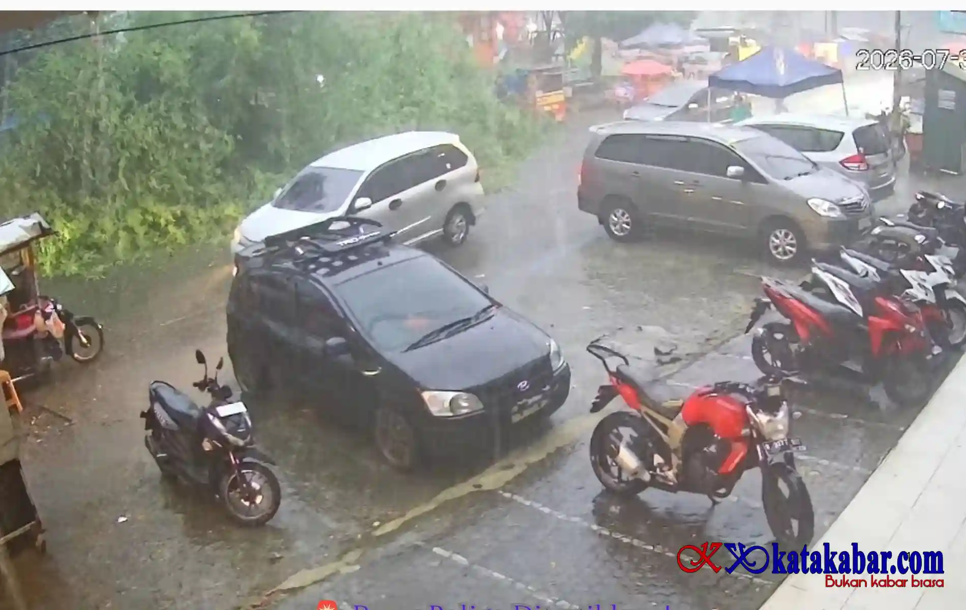 Pohon Tumbang di Lapangan Merdeka Binjai Saat Hujan Deras, Seorang Pedagang UMKM Dilarikan ke RSUD Djoelham