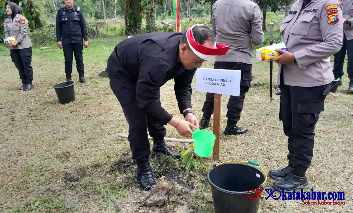 Ekspedisi Merah Putih Presisi Sambangi Okura, Polda Riau Bagikan Bendera dan Seribu Paket Bansos