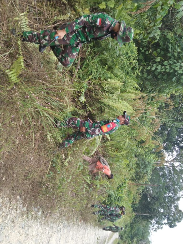 Satgas TMMD Bersihkan Jalan, Dandim Sambas: Ini Sinergitas Dengan Rakyat