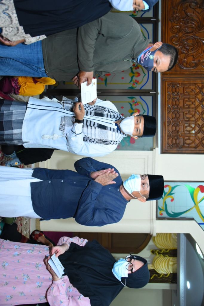 Di Momen Bulan Suci Pemkab Bengkalis Serahkan Santunan Kaum Dhuafa