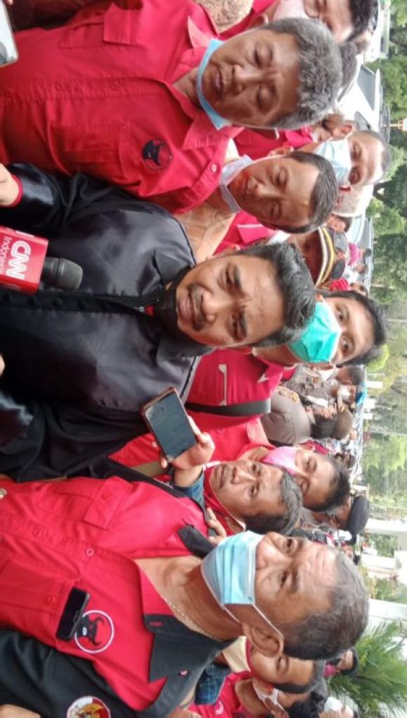 Massa Kader PDIP Gruduk PN Medan