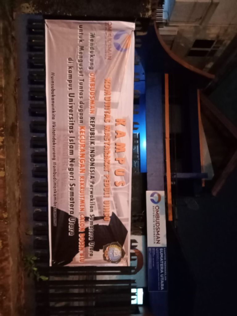 Spanduk Soal Kecurangan Rekrutmen Dosen BLU di  UINSU Hiasi Kantor Ombudsman