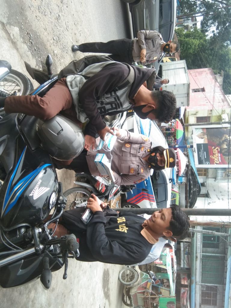 Polres Langkat Bagi Masker Ke Masyarakat
