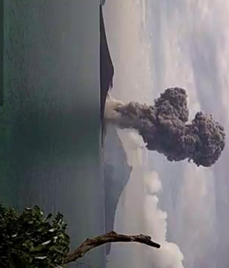 Gunung Api Anak Krakatau Meletus