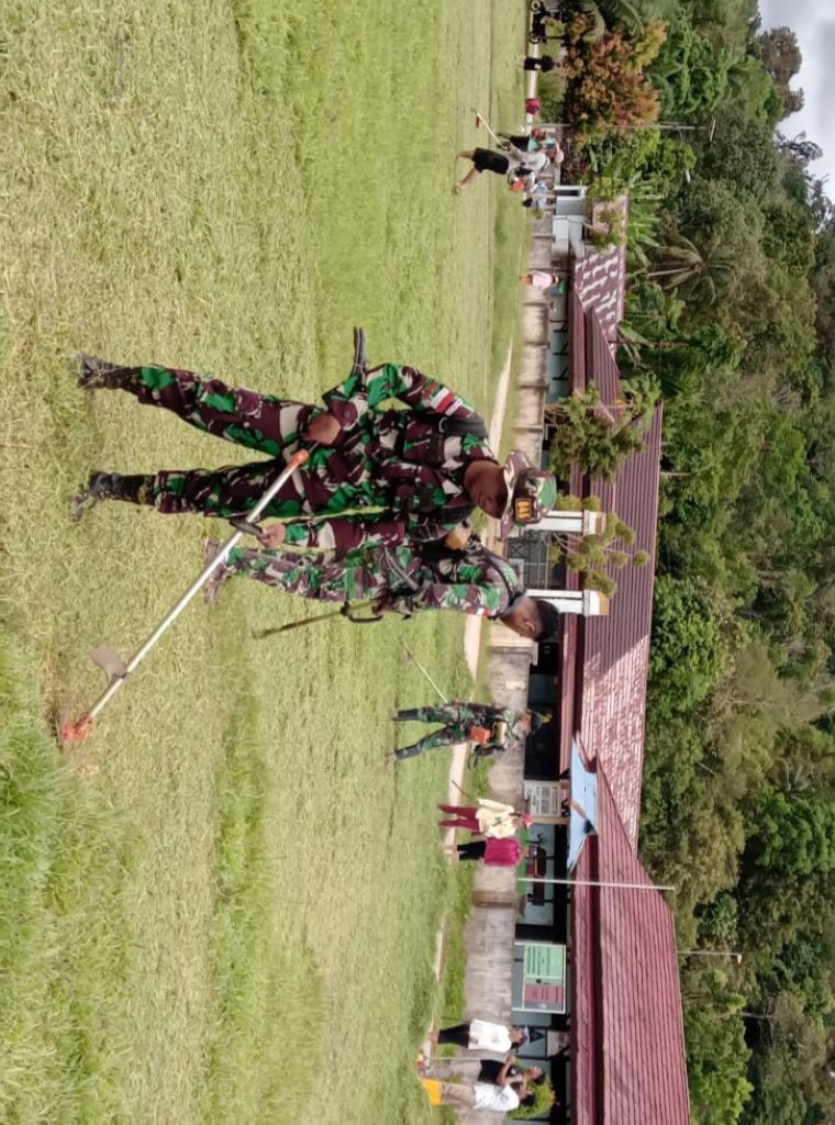 Satgas Pamtas Yonif 645 GTY dan Masyarakat Giat Karya Bhakti