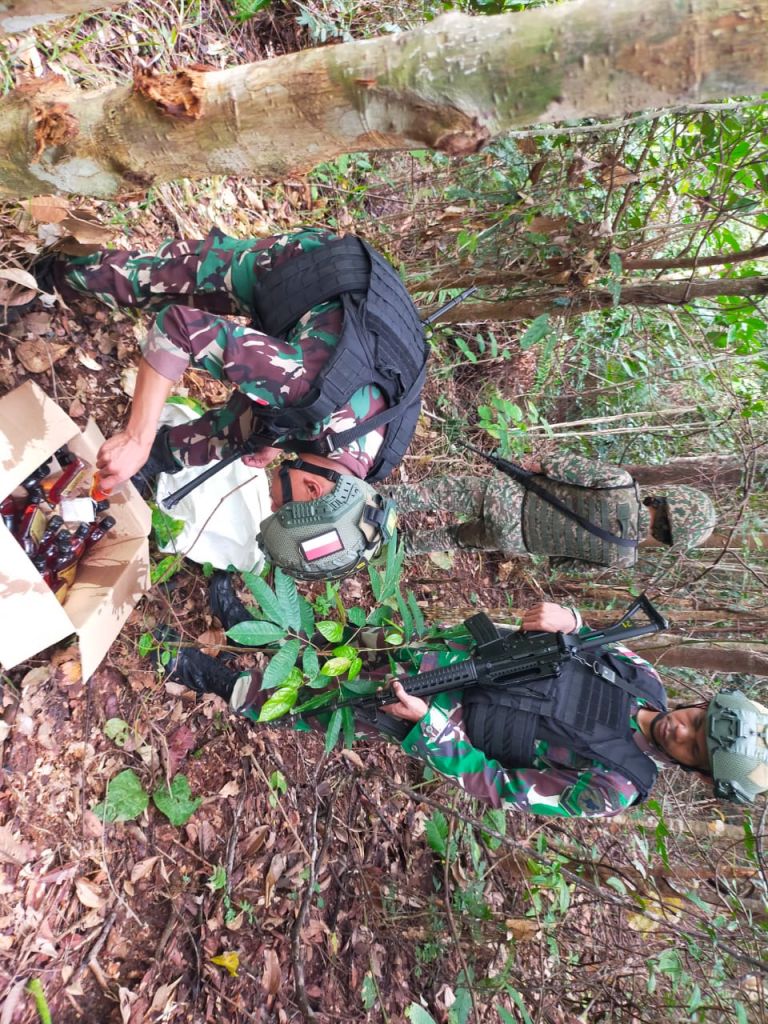 Satgas Pamtas Yonif 645 GTY Amankan Ratusan Botol Miras di Jalur Tikus