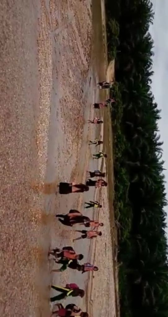 Jembatan Rusak Tak Diperbaiki, Miris ! Pelajar SD Seberangi Sungai ke Sekolah