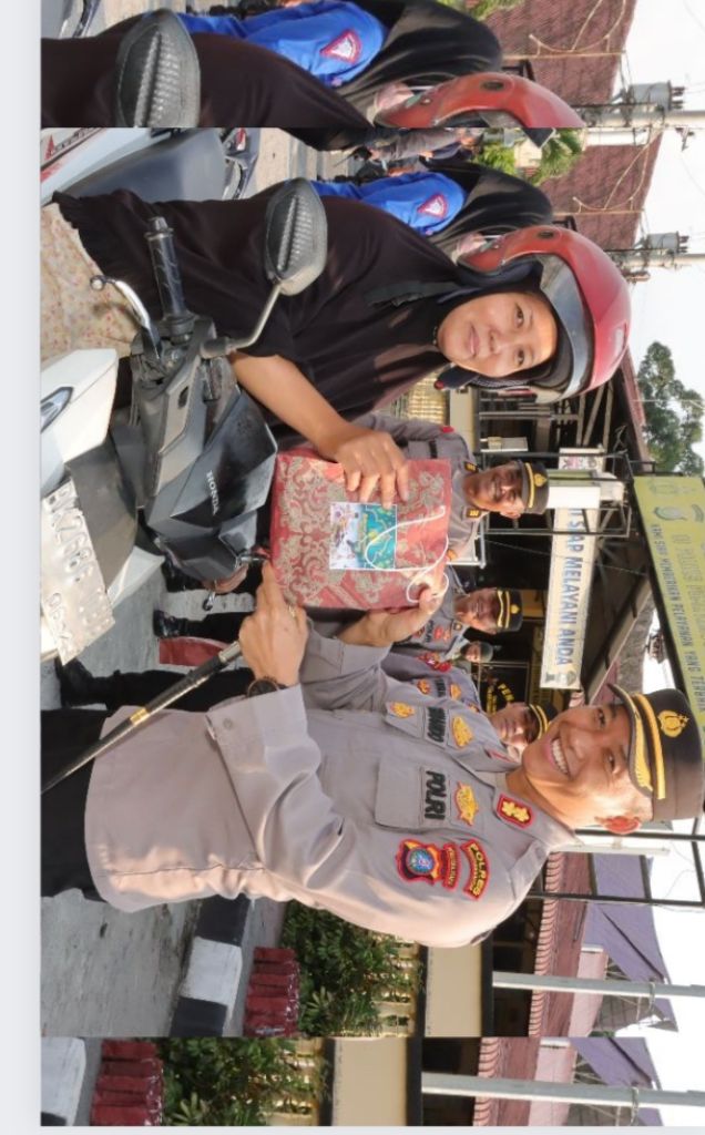 Kapolres Siantar Bersama Bhayangkari Berbagi Takzil, Diserbu Masyarakat
