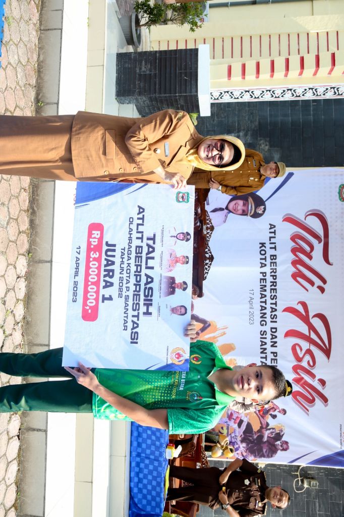 Dinilai Sebagai Pejuang Olahraga, Walikota Siantar Serahkan Tali Asih Kepada Atlet Berprestasi